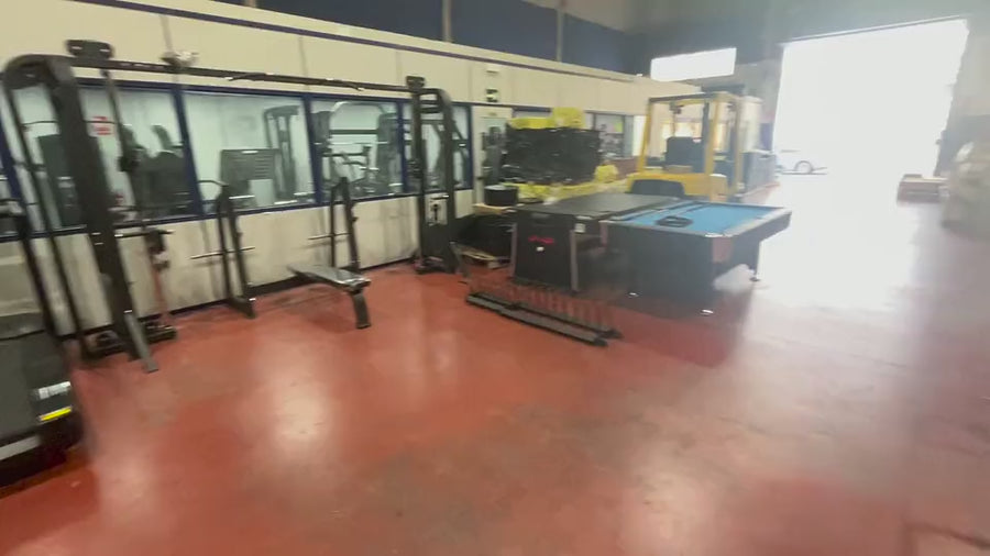 Zona de cardio con cintas curvas en la nave de MetalGym